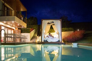 Se sirven desayunos y almuerzos; cocina griega; con vista a la playa