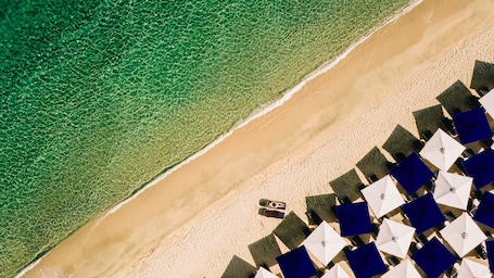 Sulla spiaggia, lettini da mare, ombrelloni, teli da spiaggia. Avaton Luxury Beach Resort - Relais & Chateaux