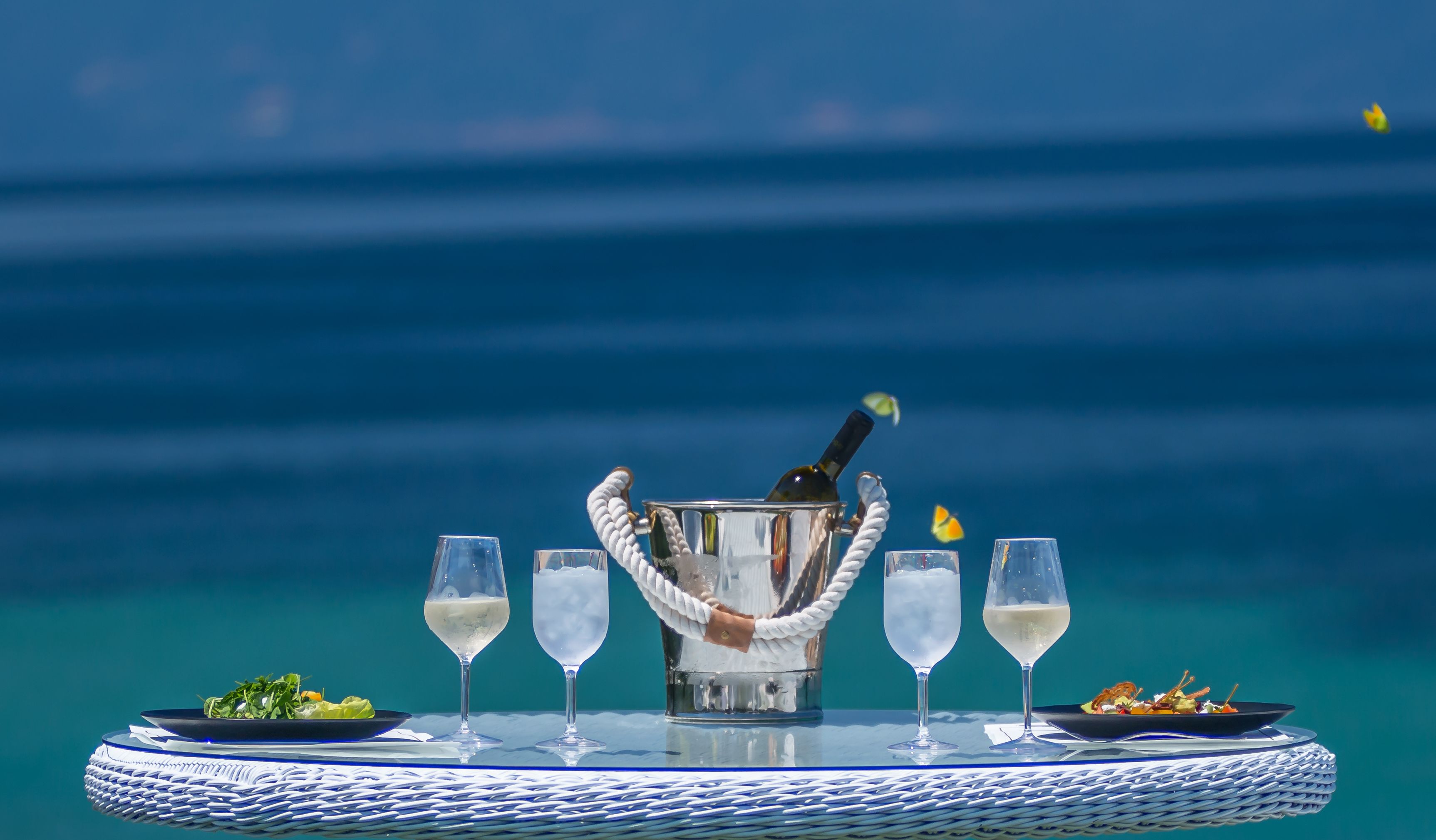 Se sirven desayunos, comidas, cenas y cocina griega con vista a la playa