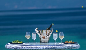 Sarapan dihidangkan, masakan Greek, berhadapan pantai