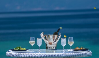 Se sirven desayunos y almuerzos; cocina griega; con vista a la playa