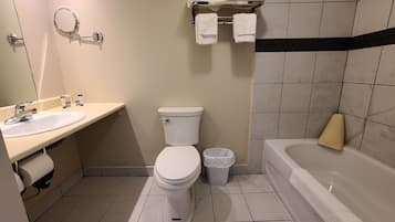 Chambre Standard, 2 lits doubles | Salle de bain | Ensemble baignoire-douche, séchoir à cheveux, serviettes fournies