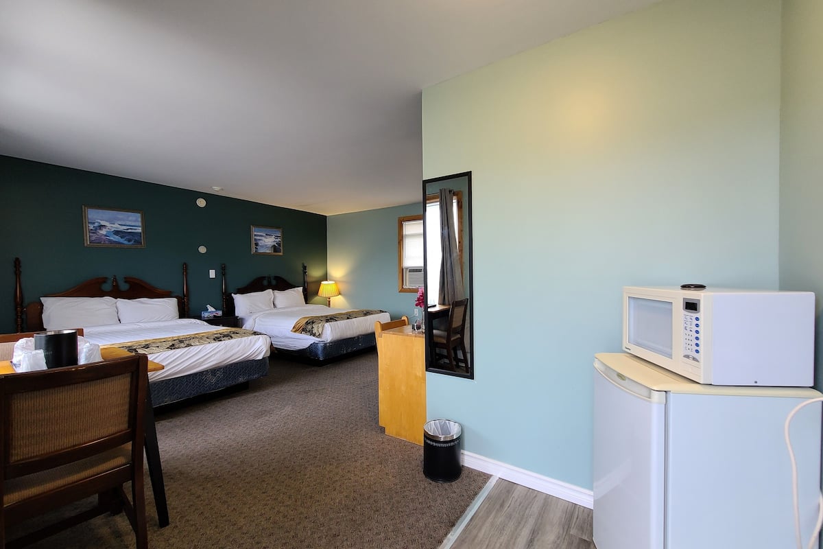 Chambre Standard, 2 lits doubles | Bureau, fer et planche Ă repasser, Wi-Fi gratuit, draps fournis