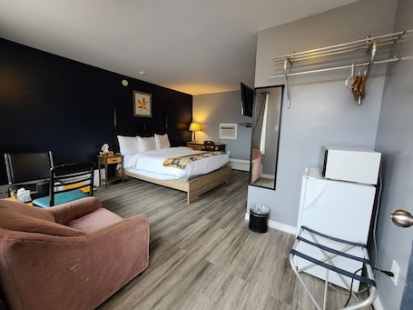 Escritorio, tabla de planchar con plancha, wifi gratis y ropa de cama