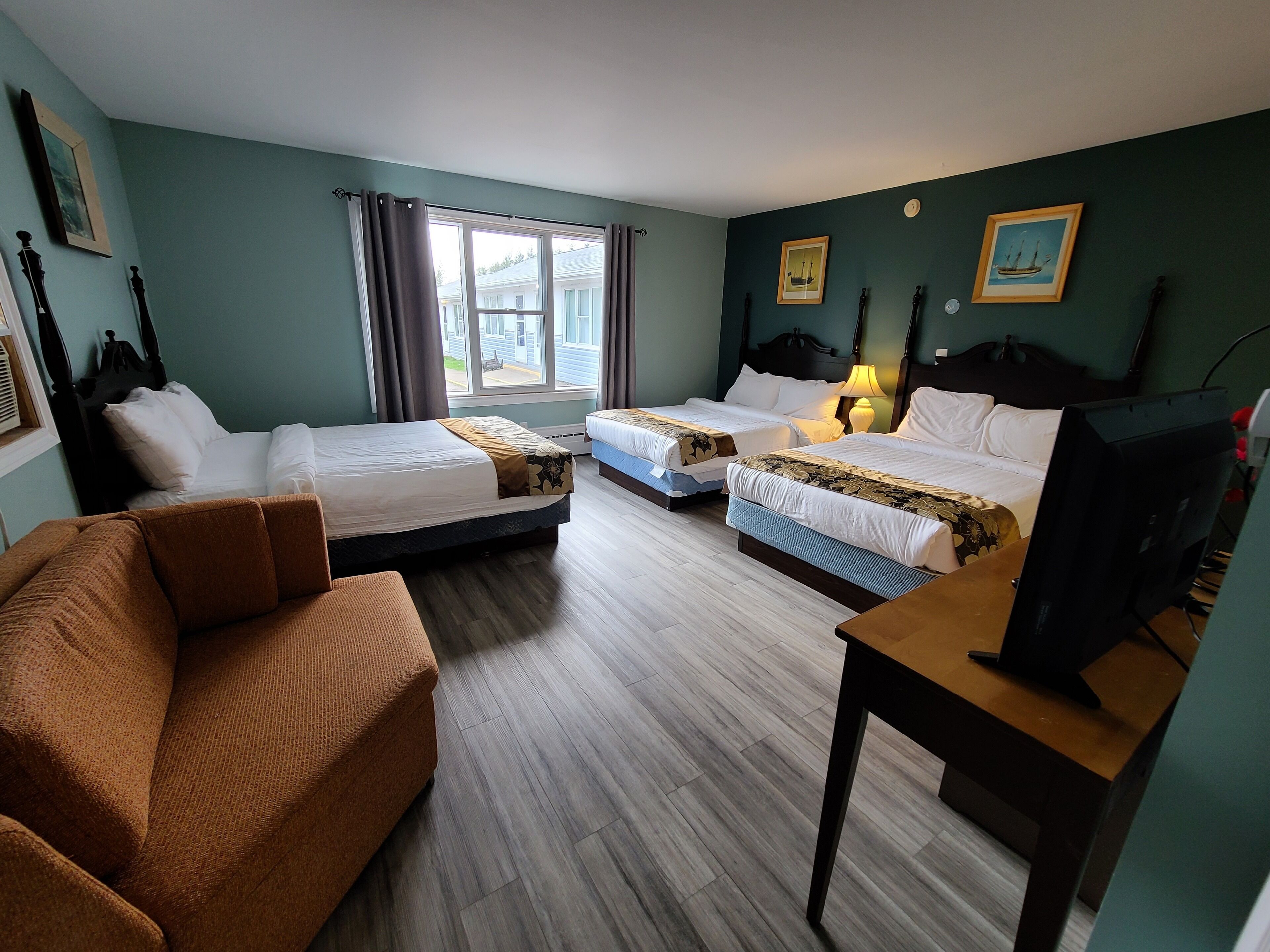 Chambre familiale, Plusieurs lits | Bureau, fer et planche à repasser, accès au Wi-Fi (inclus)