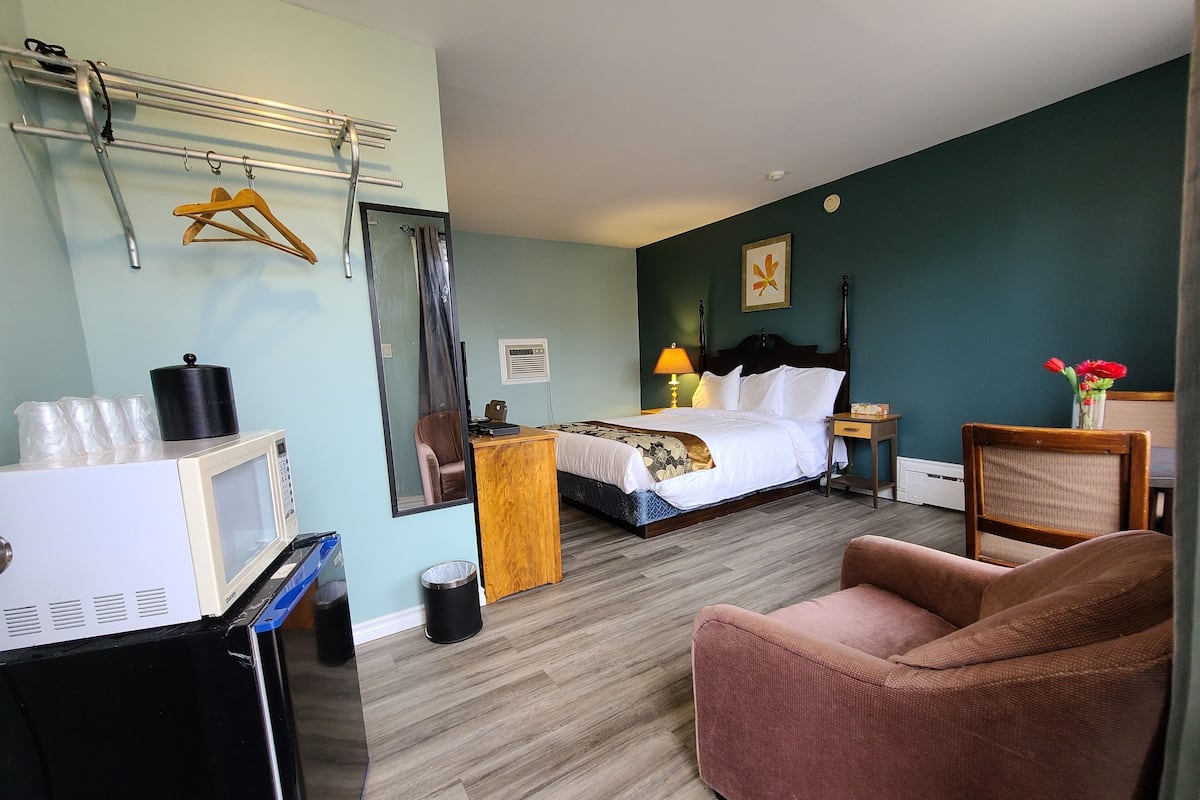 Chambre Double pour 1 personne, 1 lit double | Bureau, fer et planche Ă repasser, Wi-Fi gratuit, draps fournis