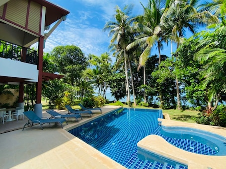 Luxury Villa | Outdoor pool
