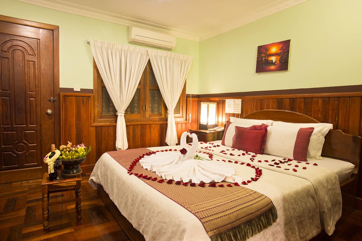 20 bedrooms, minibar, in-room safe, desk