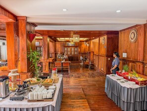 Breakfast, lunch, dinner served; Cambodian cuisine 