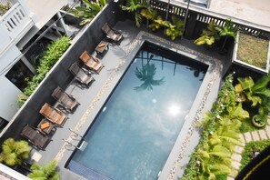 Hồ bơi ngoài trời