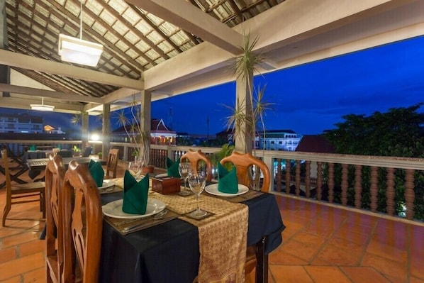 Breakfast, lunch, dinner served; Cambodian cuisine