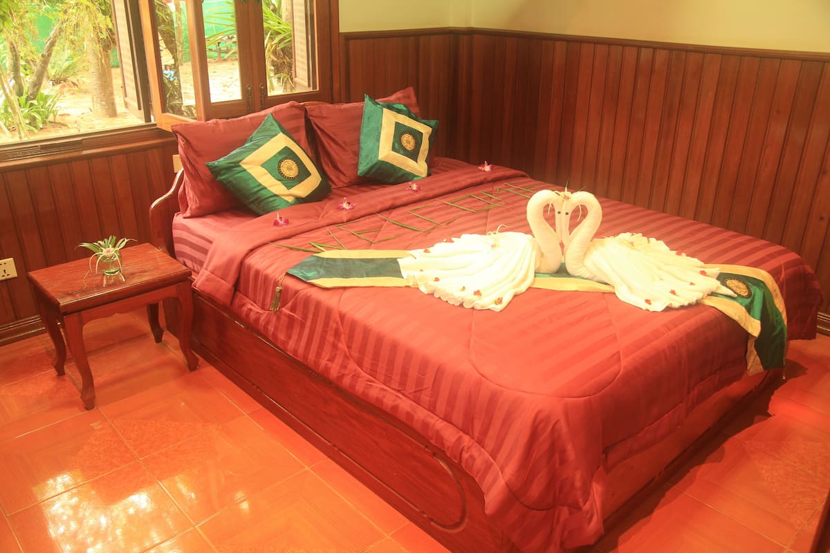 Premium bedding, minibar, desk, soundproofing