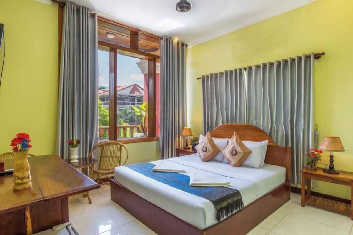 In-room safe, desk, WiFi (free), bed sheets