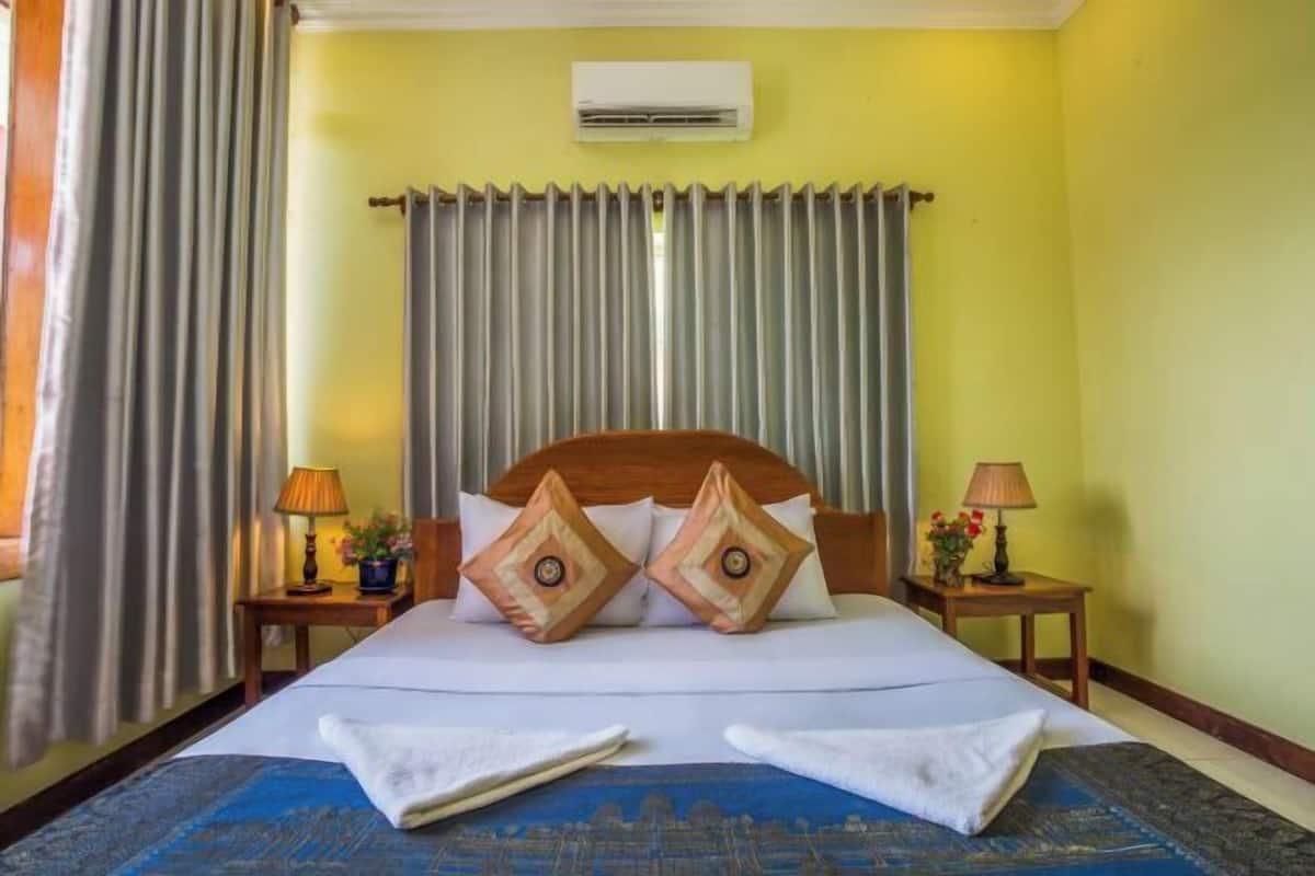 In-room safe, desk, WiFi (free), bed sheets