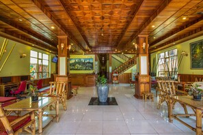 Lobby - Side Walk Never Die (Siem Reap)