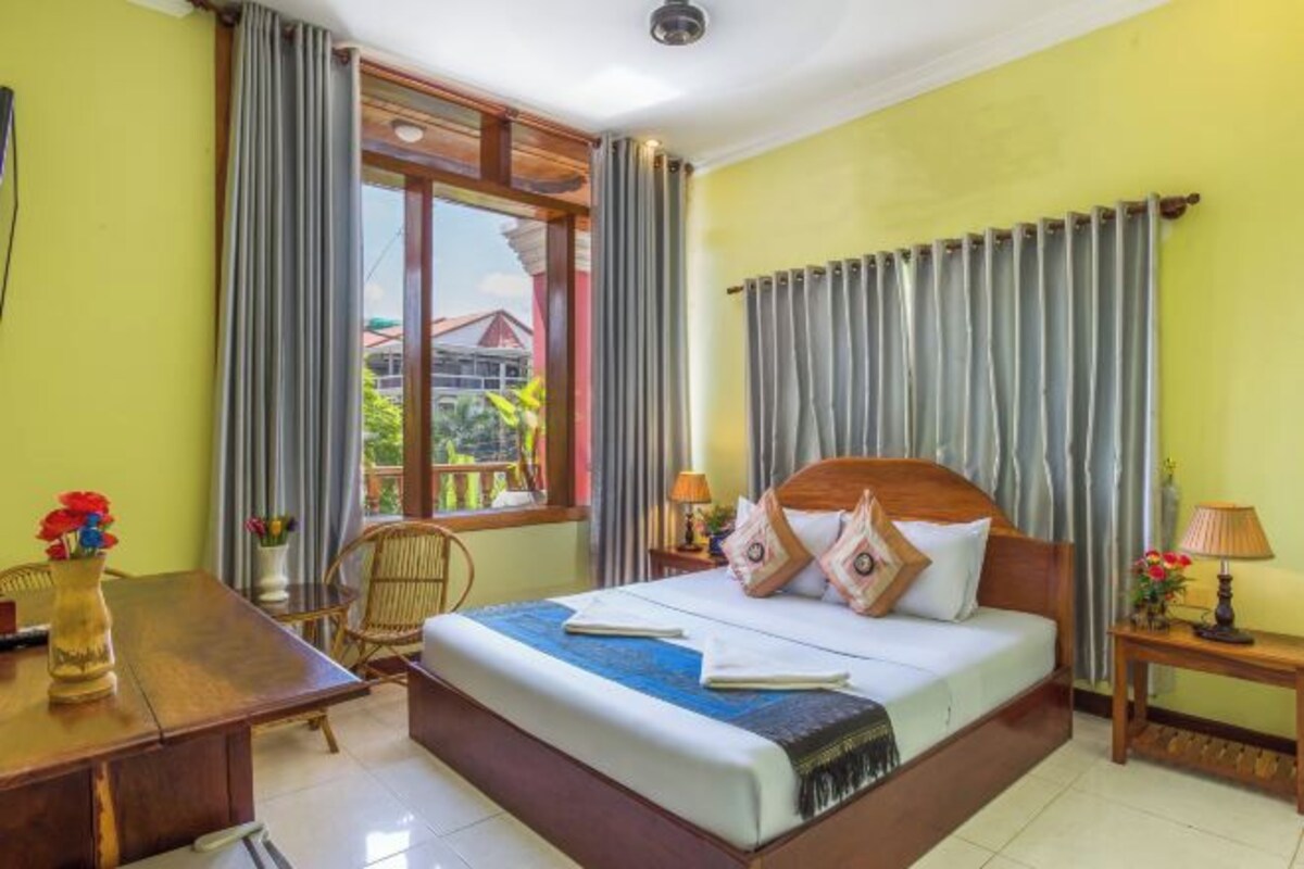 In-room safe, desk, WiFi (free), bed sheets