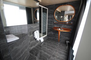 Luxury Suite, 1 King Bed, Hot Tub | Bathroom | Separate bathtub and shower, jetted bath, free toiletries, hair dryer - Hotel Iselmar (Lemmer)
