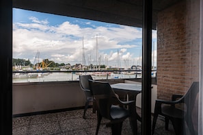 Quarto quádruplo conforto, 2 quartos, sacada, vista para a marina | Vista para a água