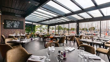 Serveert lunch en diner, Franse gerechten