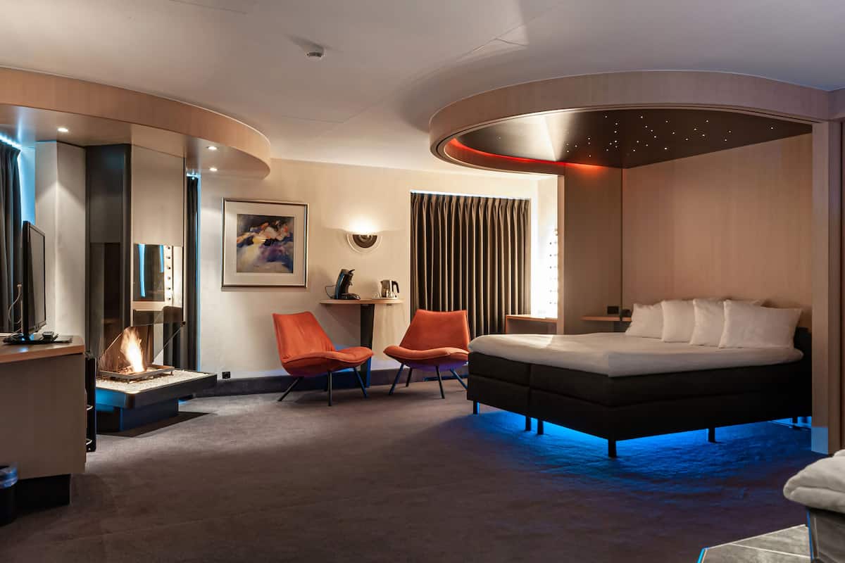 luxury suite, 1 king bed, hot tub | in-room safe, desk, cots/infant beds, rollaway beds