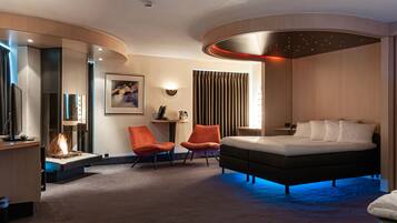 Luxe suite, 1 kingsize bed, hot tub | Een kluis op de kamer, een bureau, babybedden, extra bedden
