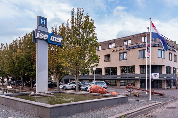 A building with a sign reading "Sporthof & Paster". - Hotel Iselmar (Lemmer)