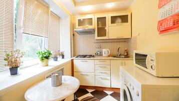 Refrigerador, microondas, placa de cocina, cafetera/tetera