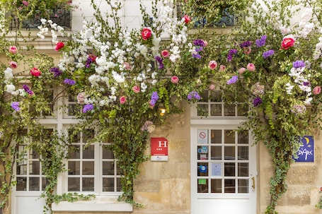 Property entrance. Hôtel Jeanne d'Arc Le Marais