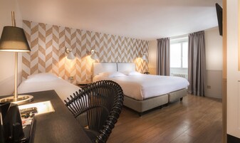 Comfort Room | Minibar, in-room safe, individually decorated, desk