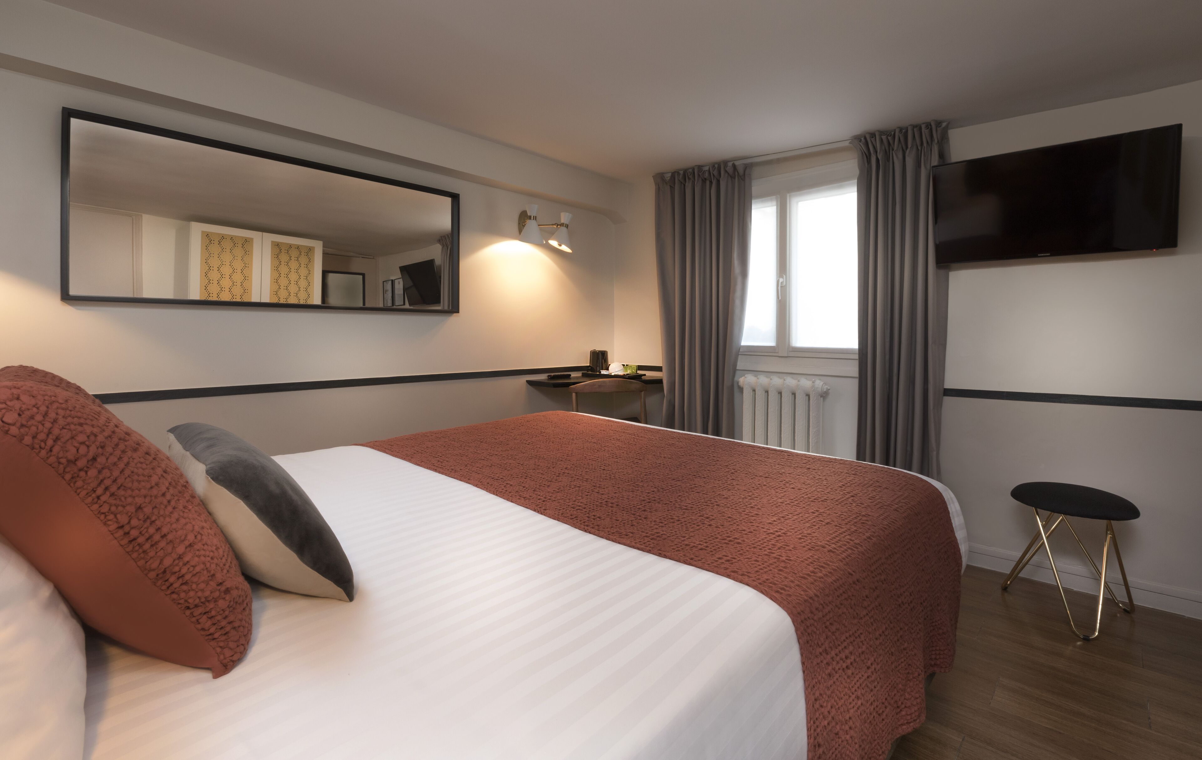 minibar, in-room safe, individually decorated, desk