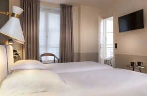 Comfort kamer | Een minibar, een kluis op de kamer, individueel gedecoreerd, een bureau