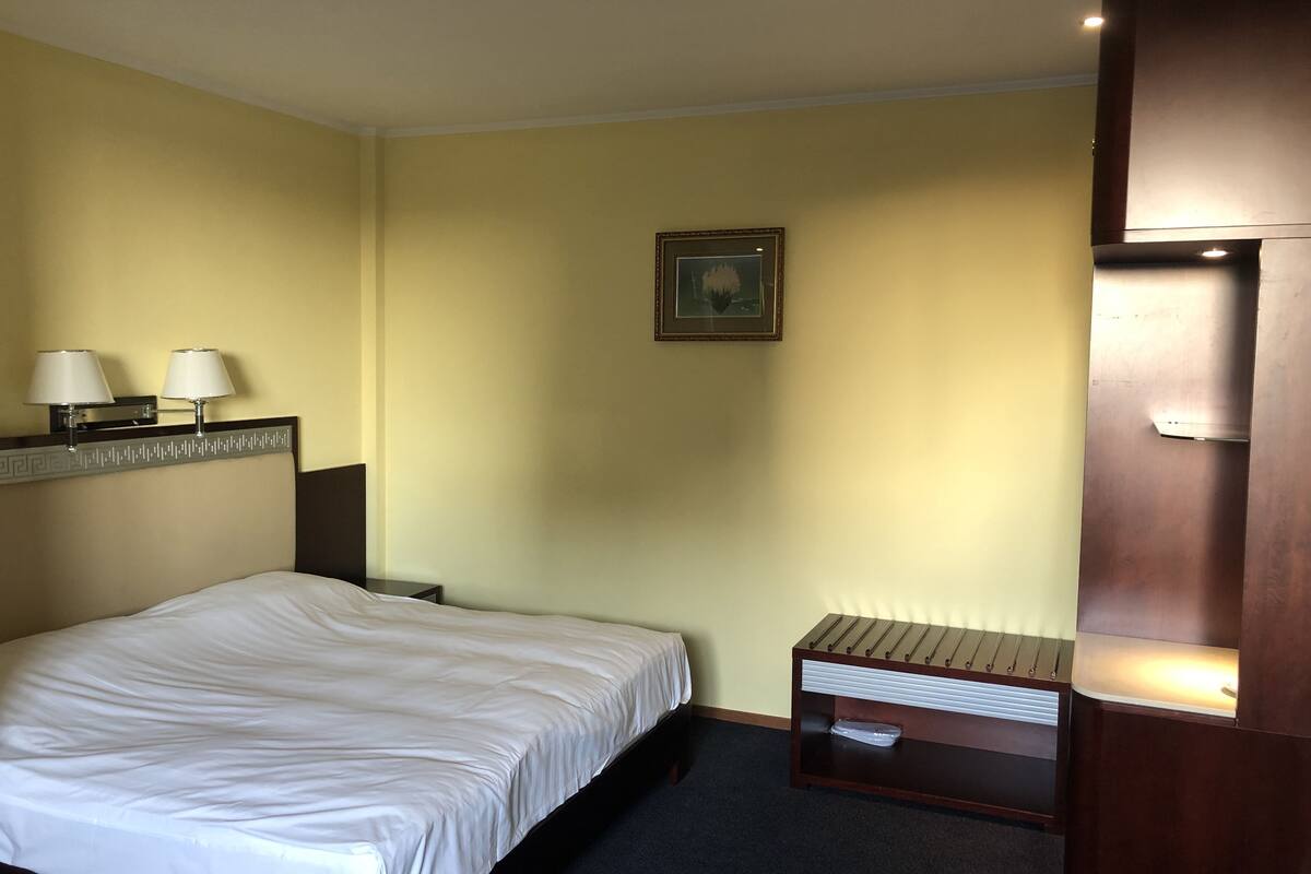 Suite | Desk, iron/ironing board, free WiFi, bed sheets