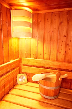 A wooden sauna with benches and a wooden bucket. - Hotel de Woudzoom (Spier)