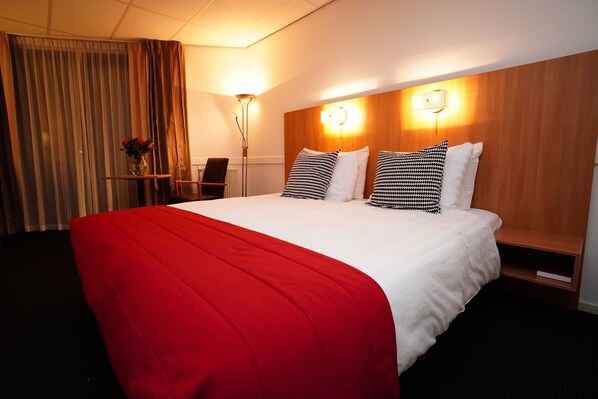 Deluxe-Zimmer, 1 Doppelbett oder 2 Einzelbetten | Zimmersafe, Schreibtisch, Babybetten, Zustellbetten