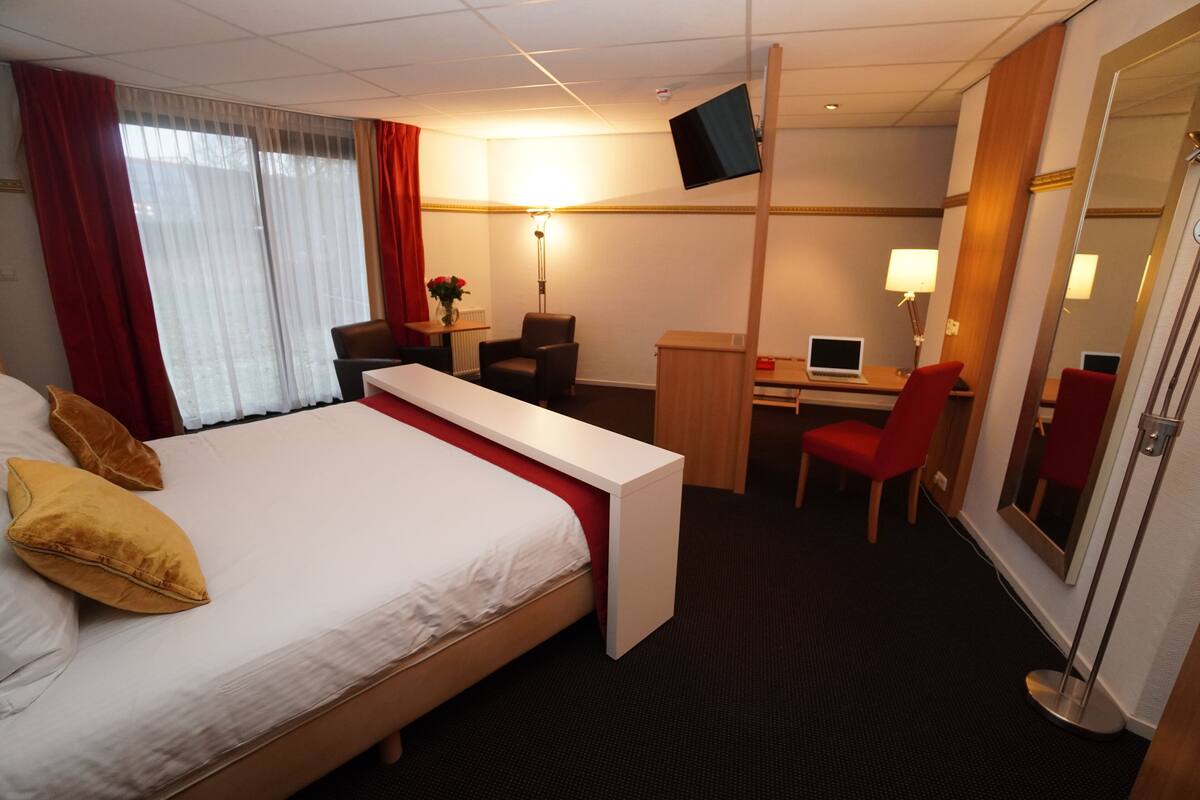 Suite, 1 King Bed, Hot Tub | In-room safe, desk, cribs (surcharge), rollaway beds (surcharge)