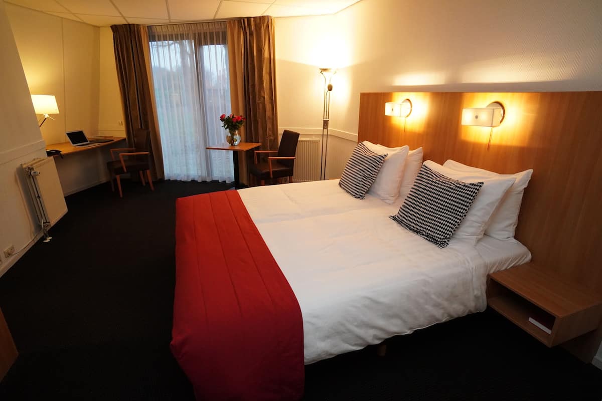 Deluxe Room, 1 Double or 2 Twin Beds | In-room safe, desk, cribs (surcharge), rollaway beds (surcharge)