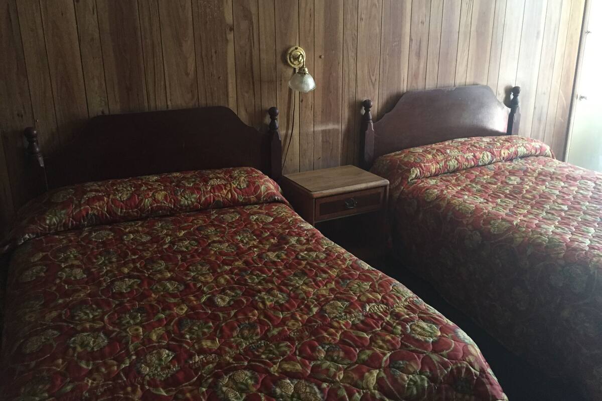 Standard Room, 2 Double Beds | WiFi (free), bed sheets