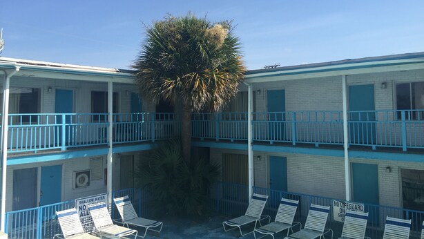 Outdoor pool - Coral Sands (Myrtle Beach)