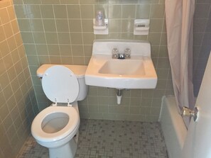Standardzimmer, 2 Doppelbetten | Badezimmer
