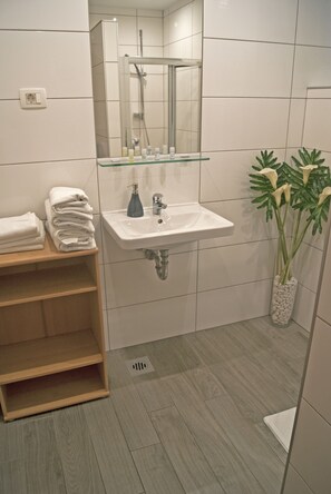 Superior-Apartment, 1 Schlafzimmer, Küche, zum Innenhof hin | Badezimmerausstattung | Dusche, kostenlose Toilettenartikel, Haartrockner, Handtücher