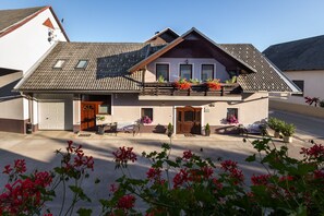 Vista frontal de la propiedad