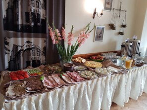 Café da manhã com buffet todos os dias (PLN 40 por pessoa) 