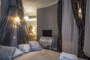 Quarto casal superior, 1 cama King, vista para a montanha | Vista do quarto