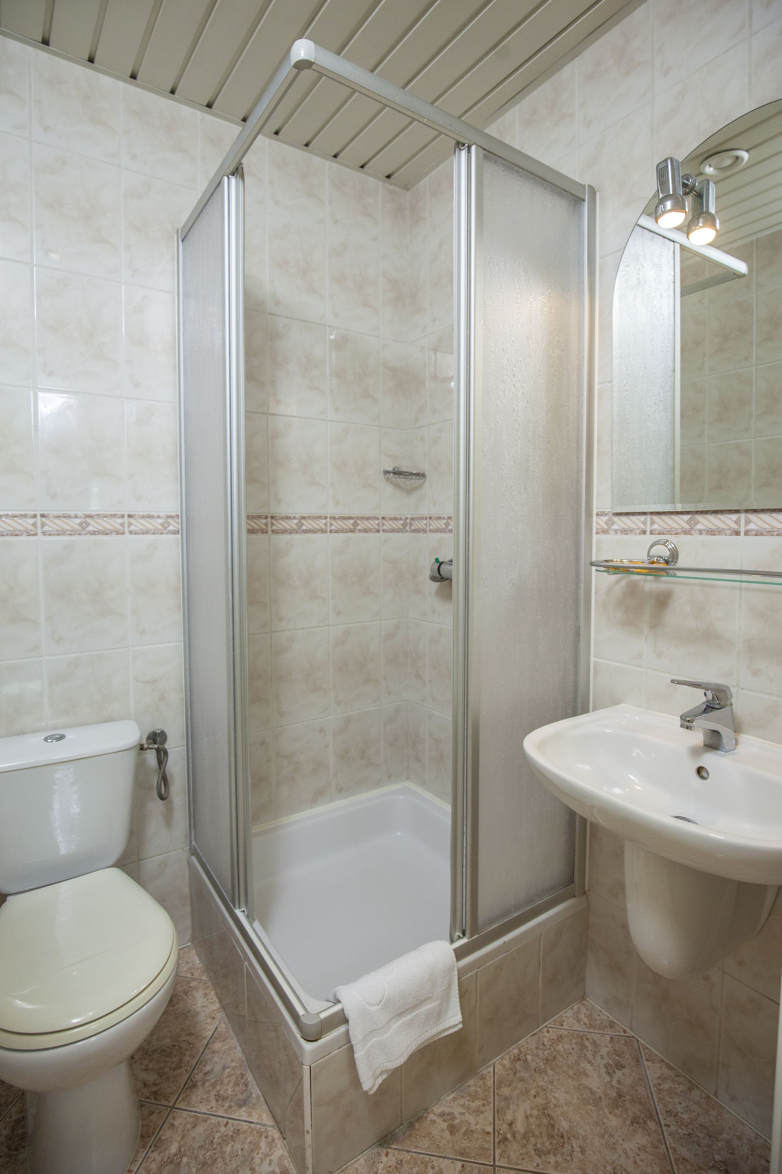 comfort room, 2 bedrooms, garden view | bathroom | towels