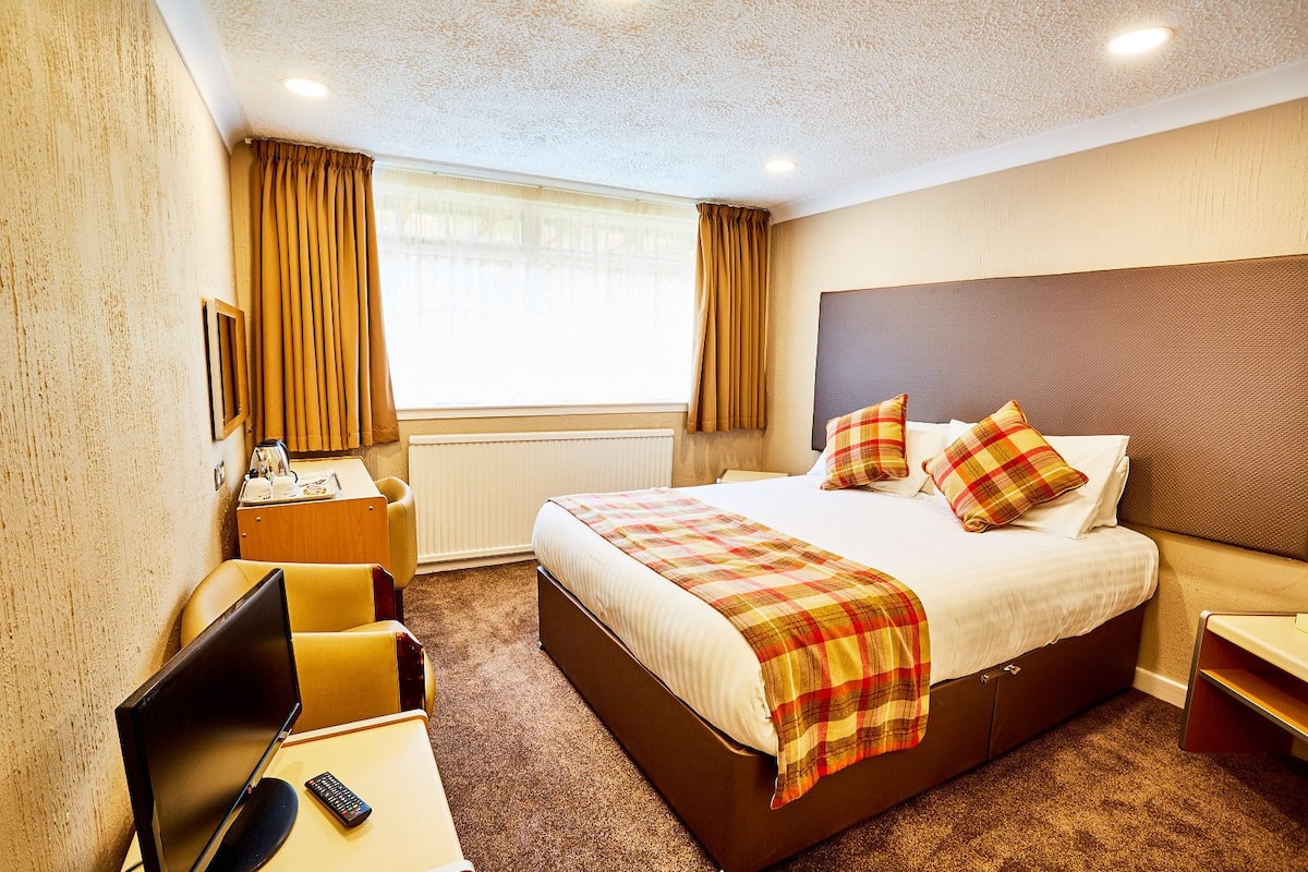 king room (with shower) | desk, laptop workspace, free wifi, bed sheets