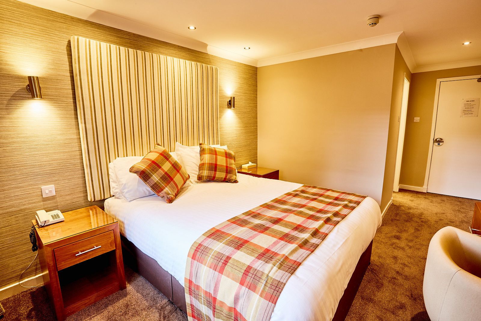 king room (with shower) | desk, laptop workspace, free wifi, bed sheets