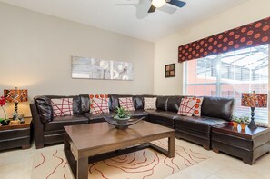 Deluxe-Stadtwohnung, 4 Schlafzimmer, eigener Pool | Wohnzimmer | Flachbildfernseher