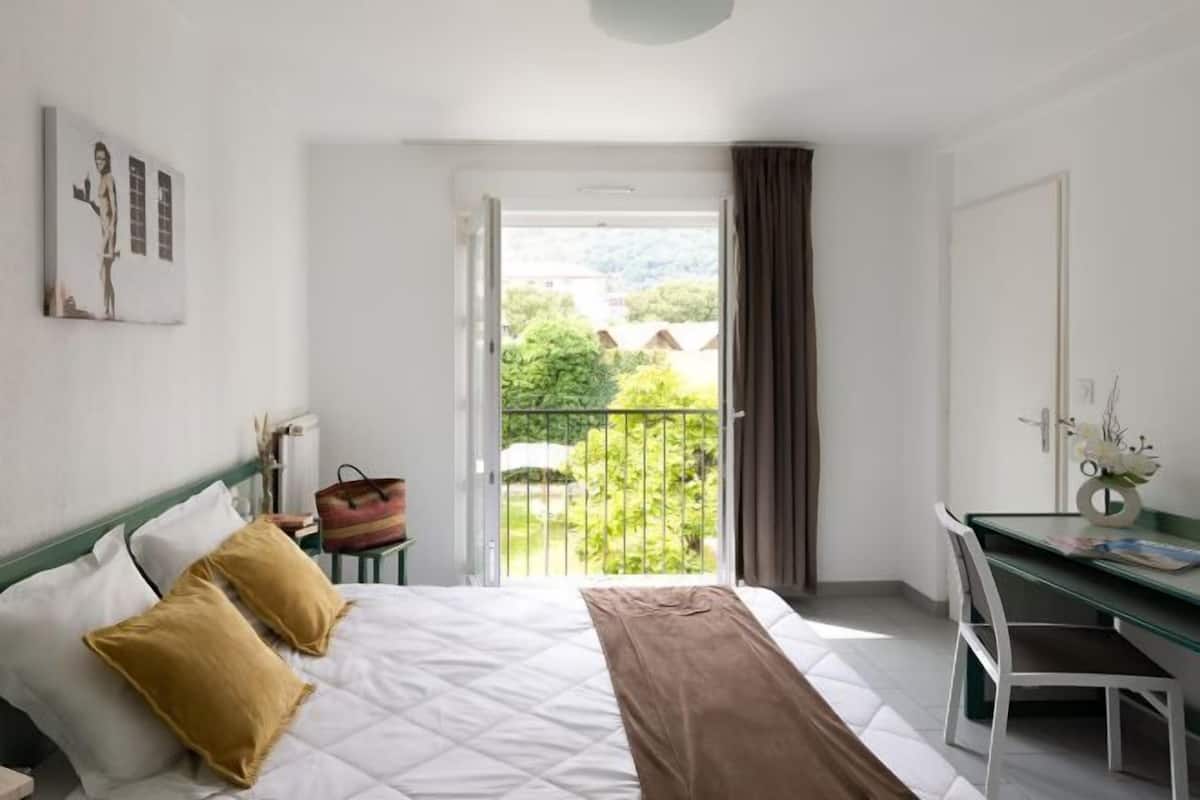 Escritorio, cortinas blackout, wifi gratis y ropa de cama 