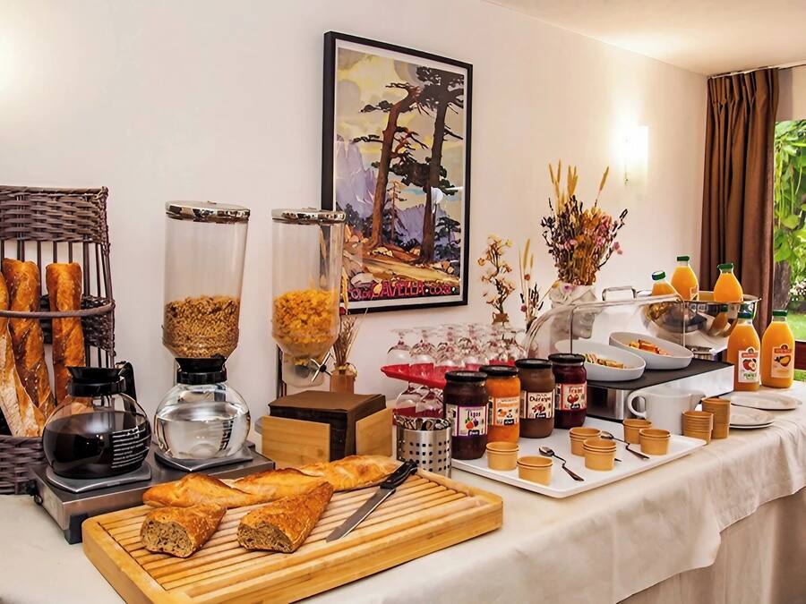 Daily continental breakfast (EUR 9 per person)