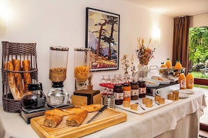 Desayuno continental diario (EUR 9 por persona)